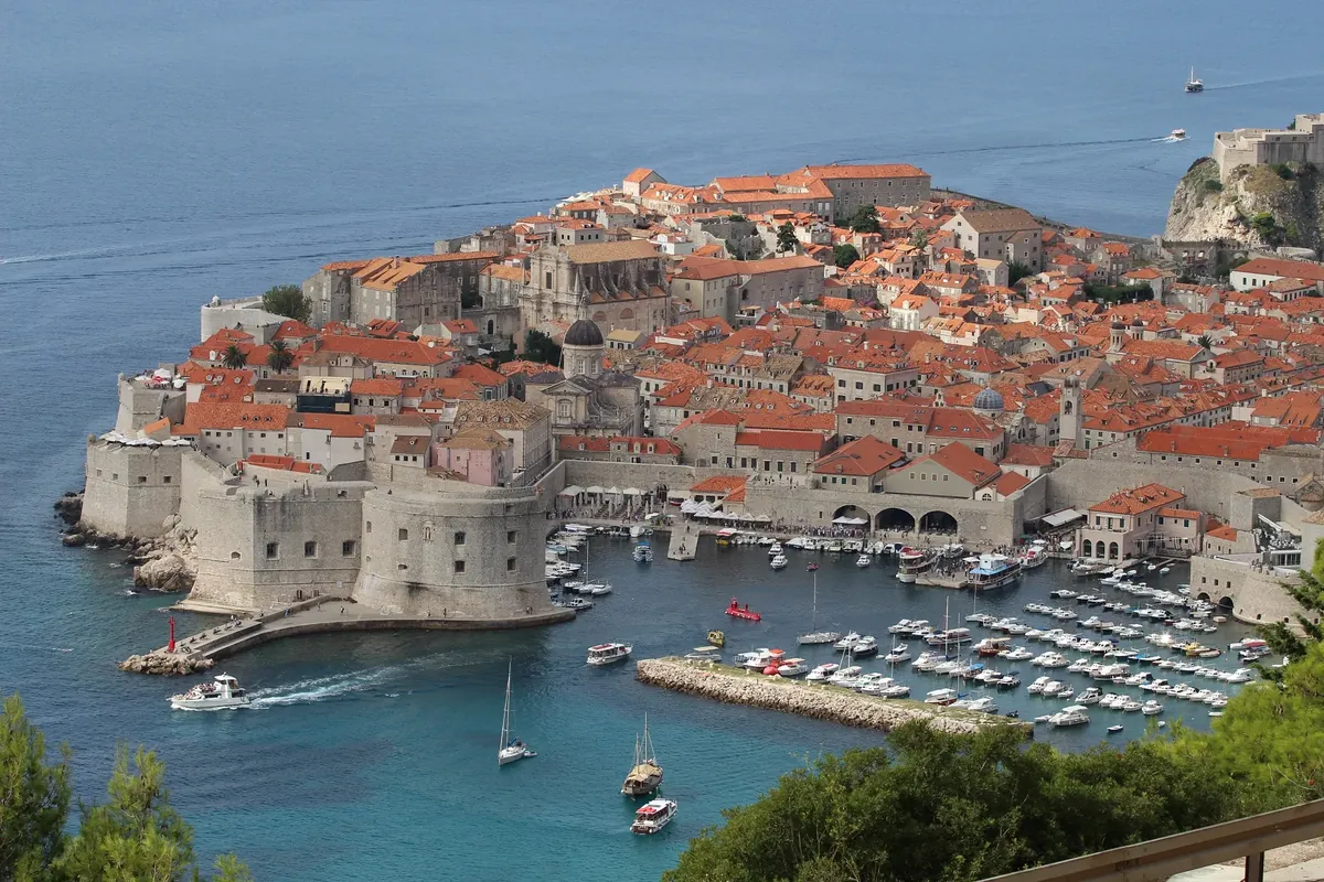Dubrovnik stari grad UNESCO zidine i Jadransko more